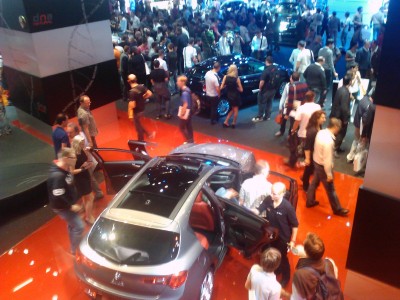 Blick auf Alfa Stand aus der VIP Lounge